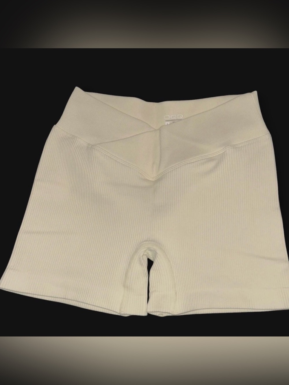 OQQ V-Front Ribbed Cream Shorts